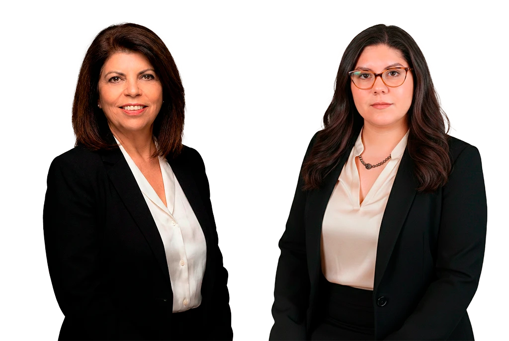 Apretón de manos sobre documentos legales.